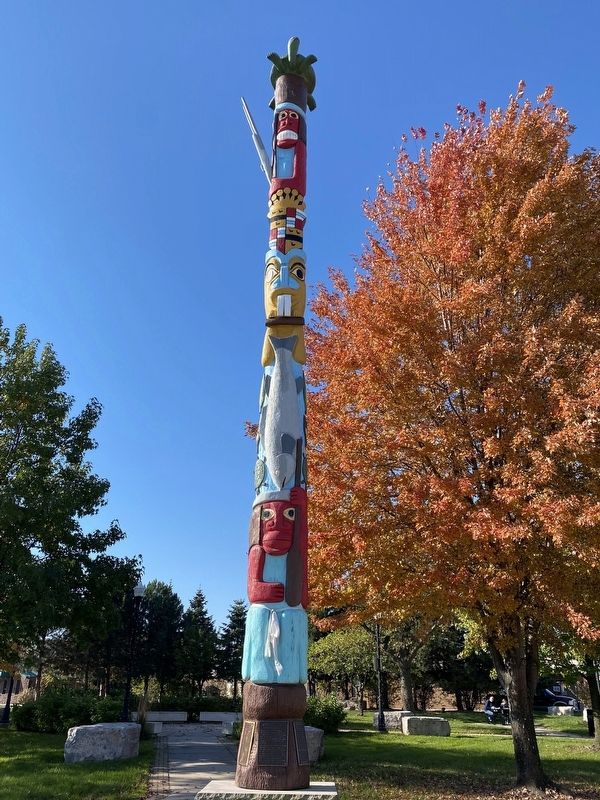 Wyandott Totem Pole image. Click for full size.
