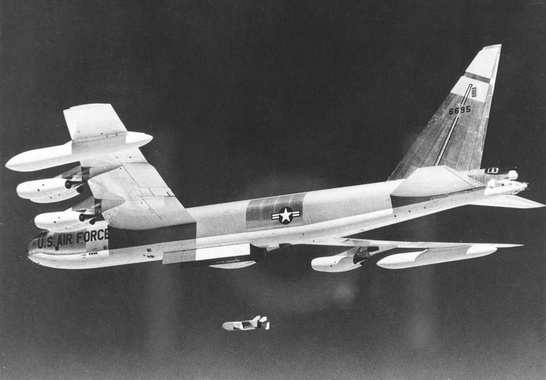 Boeing B-52D-40-BW (SN 56-0695) in flight launching Quail decoy image. Click for full size.