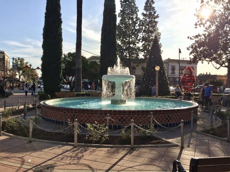Orange Plaza Fountain, 1937 version image. Click for full size.
