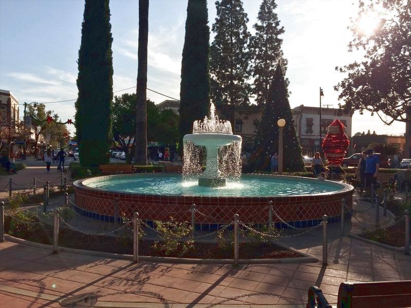 Orange Plaza Fountain image. Click for full size.
