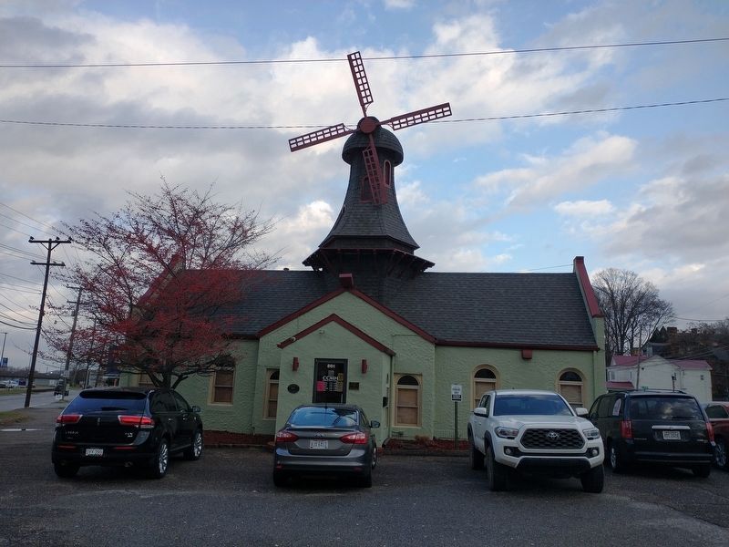 Windmill Quaker State and Marker image. Click for full size.