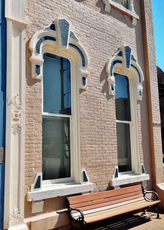 100 West Ashland<br>(<i>south faηade, window detail</i>). Click for full size. 100 West Ashland<br>(<i>south faηade, window detail</i>) image. Click for full size.