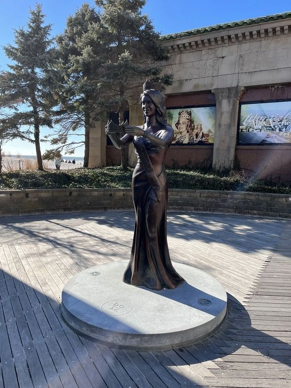 Nearby statue of the coronation of Miss America image. Click for full size.