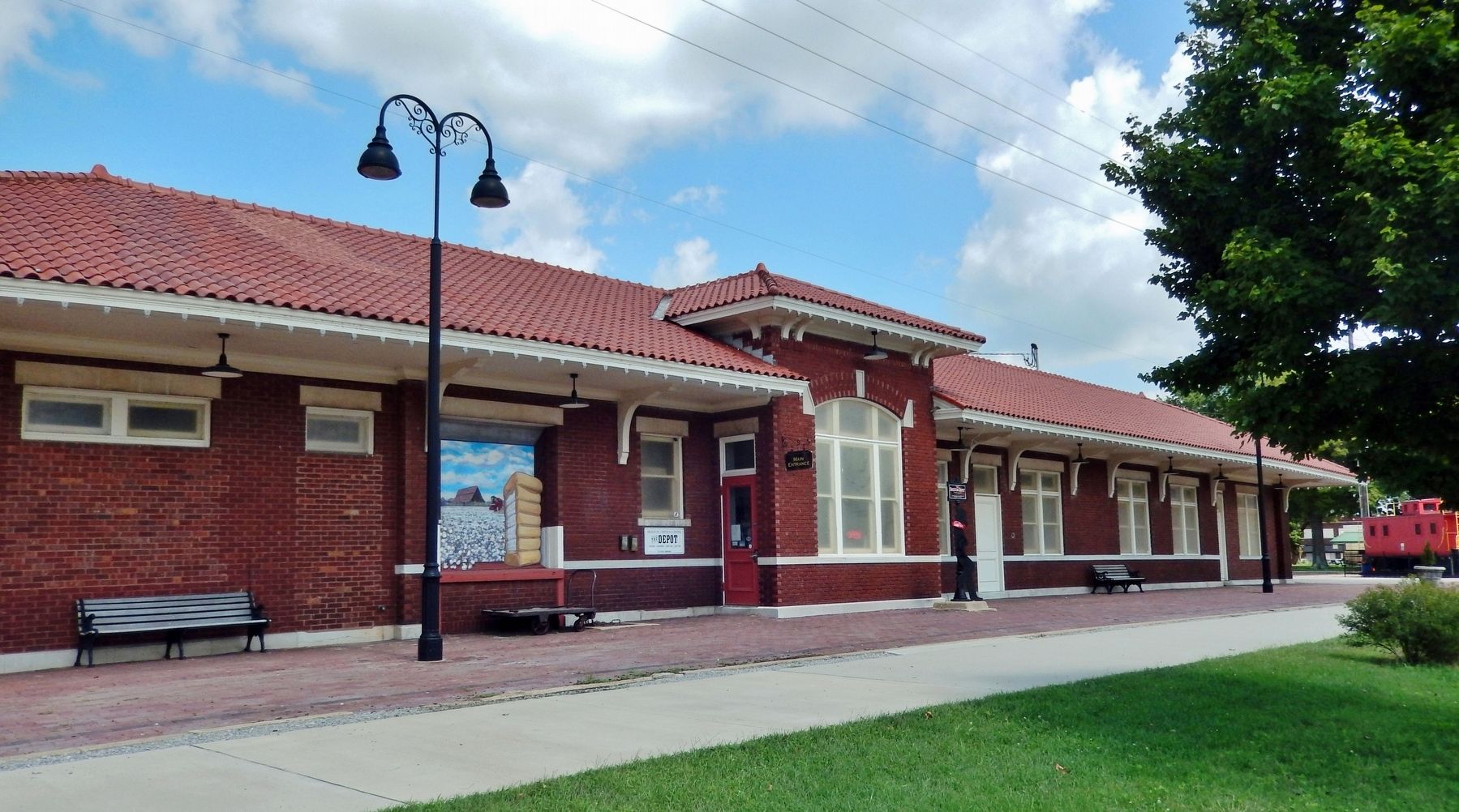Sikeston Depot (<i>southwest elevation</i>) image. Click for full size.