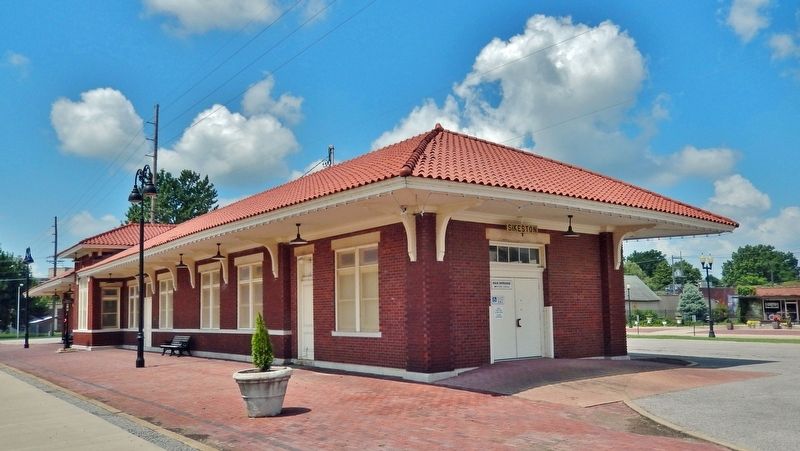 Sikeston Depot (<i>southeast elevation</i>) image. Click for full size.