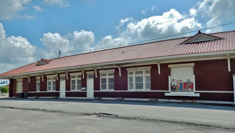 Sikeston Depot (<i>northwest elevation</i>) image. Click for full size.