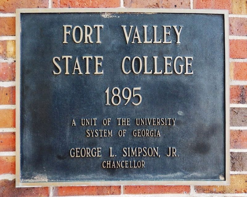 Fort Valley State College (<i>left pillar</i>) image. Click for full size.