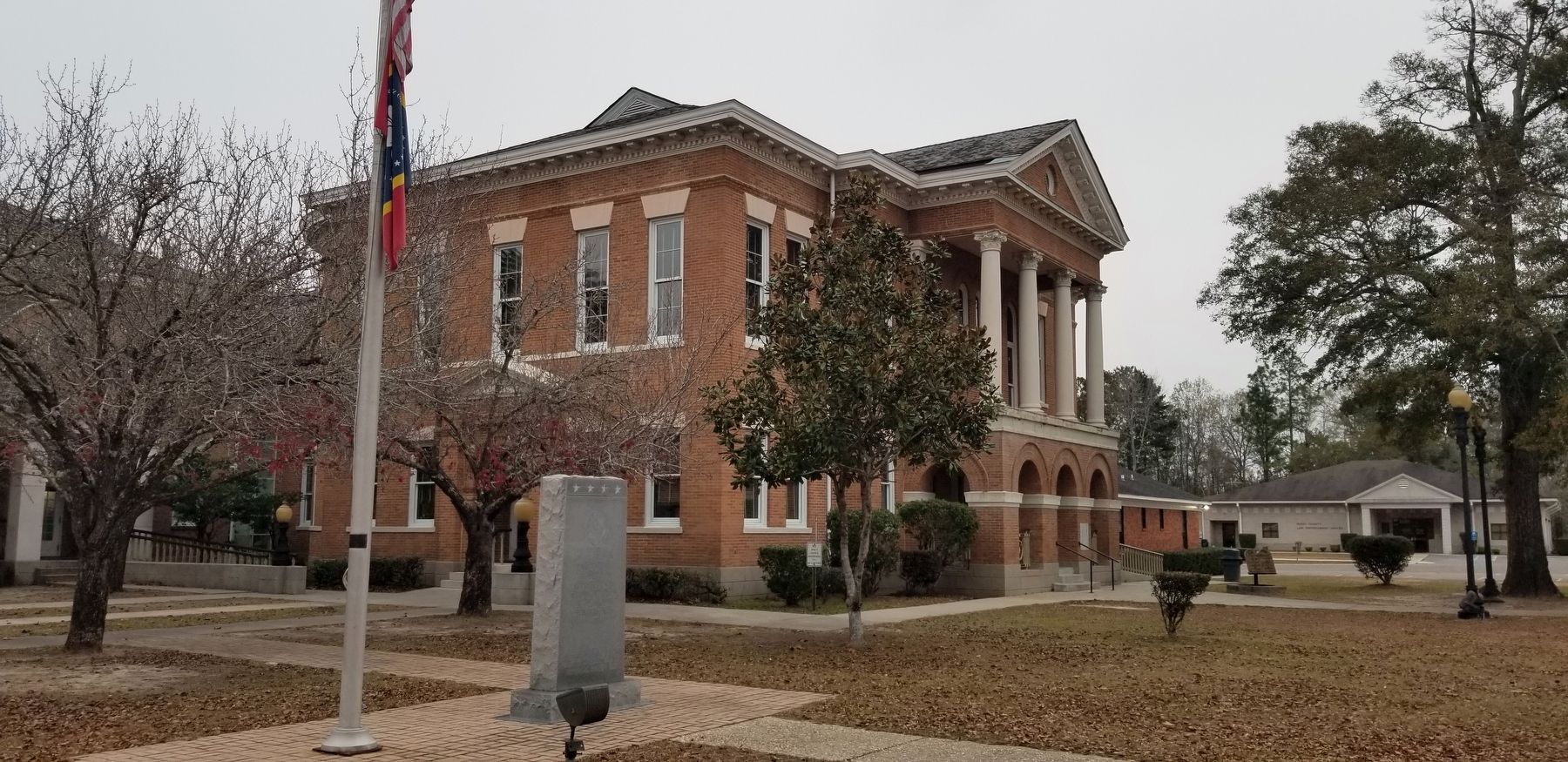 The view of the Perry County Memorial in front of the courthouse image. Click for full size.