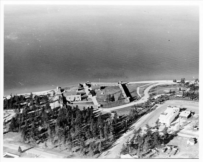 Fort Michilimackinac image. Click for more information.
