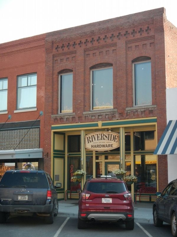 The Mayne Store and Marker image. Click for full size.