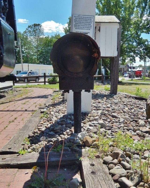 Dwarf Signal Light (<i>front view</i>) image. Click for full size.