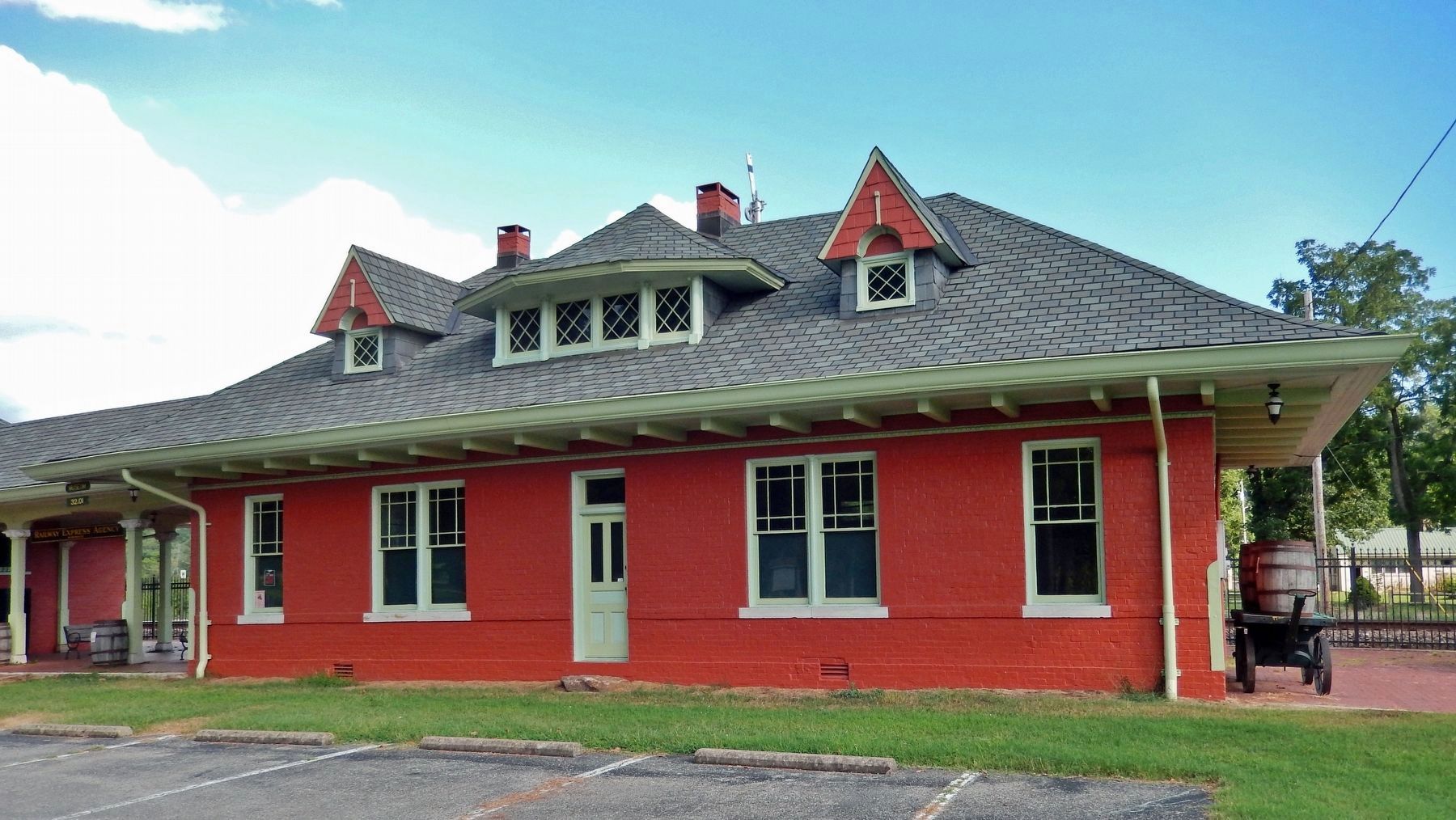 Mammoth Spring Depot Architecture image. Click for full size.