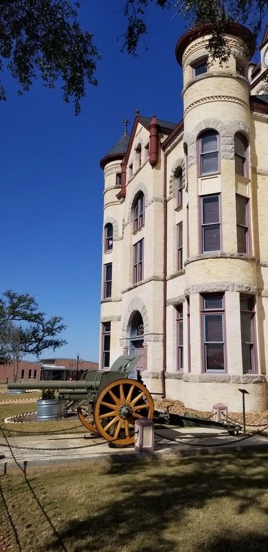 The 7.7 cm German Feldkanone 16 (built 1918) Marker in front of the courthouse image. Click for full size.