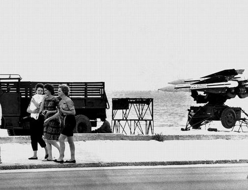 U.S. missiles on Smathers Beach, Key West image. Click for full size.