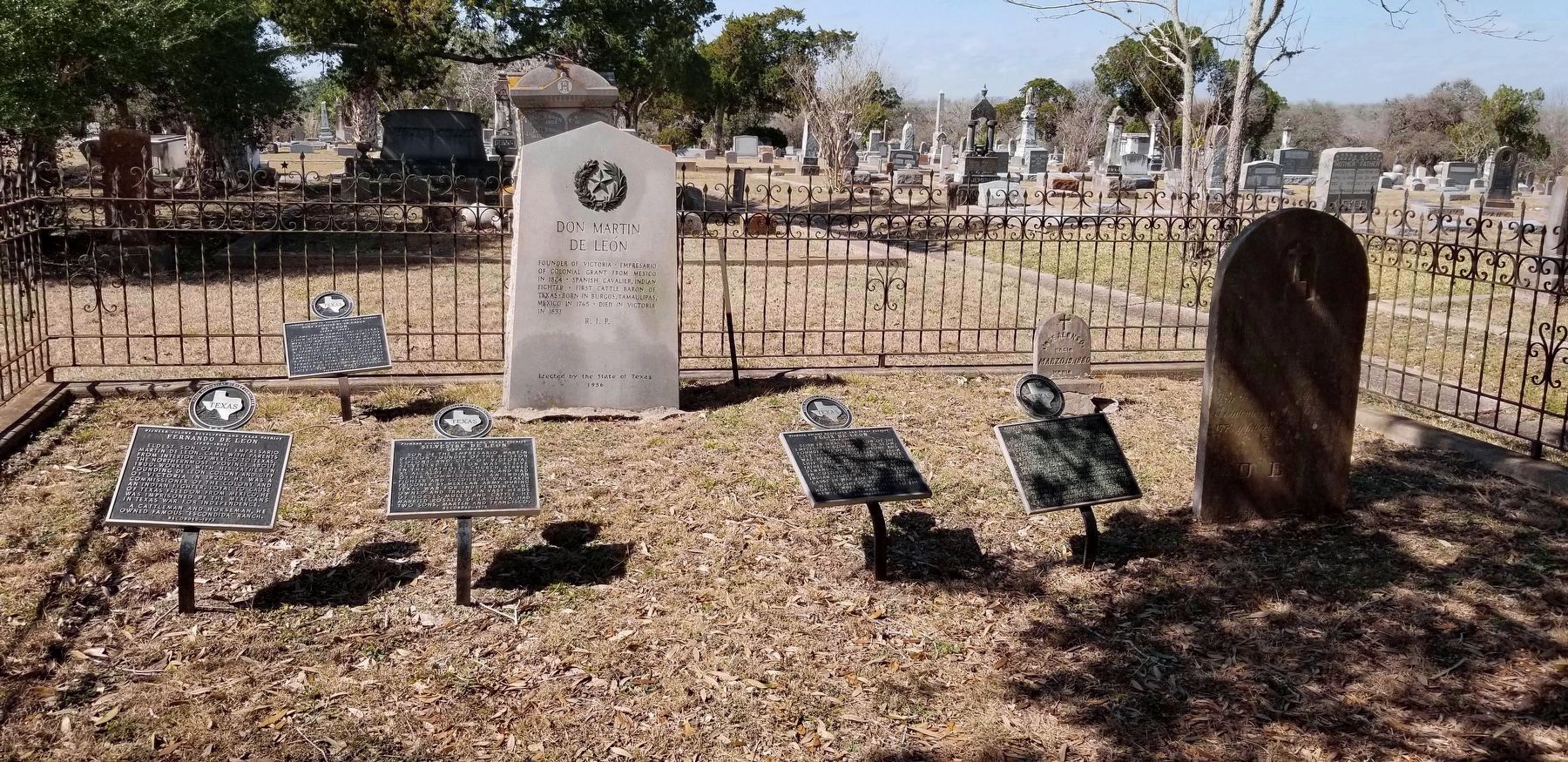 The Martín de León family cemetery plot image. Click for full size.