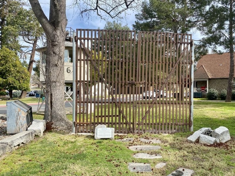 Railroad Gate and Marker image. Click for full size.