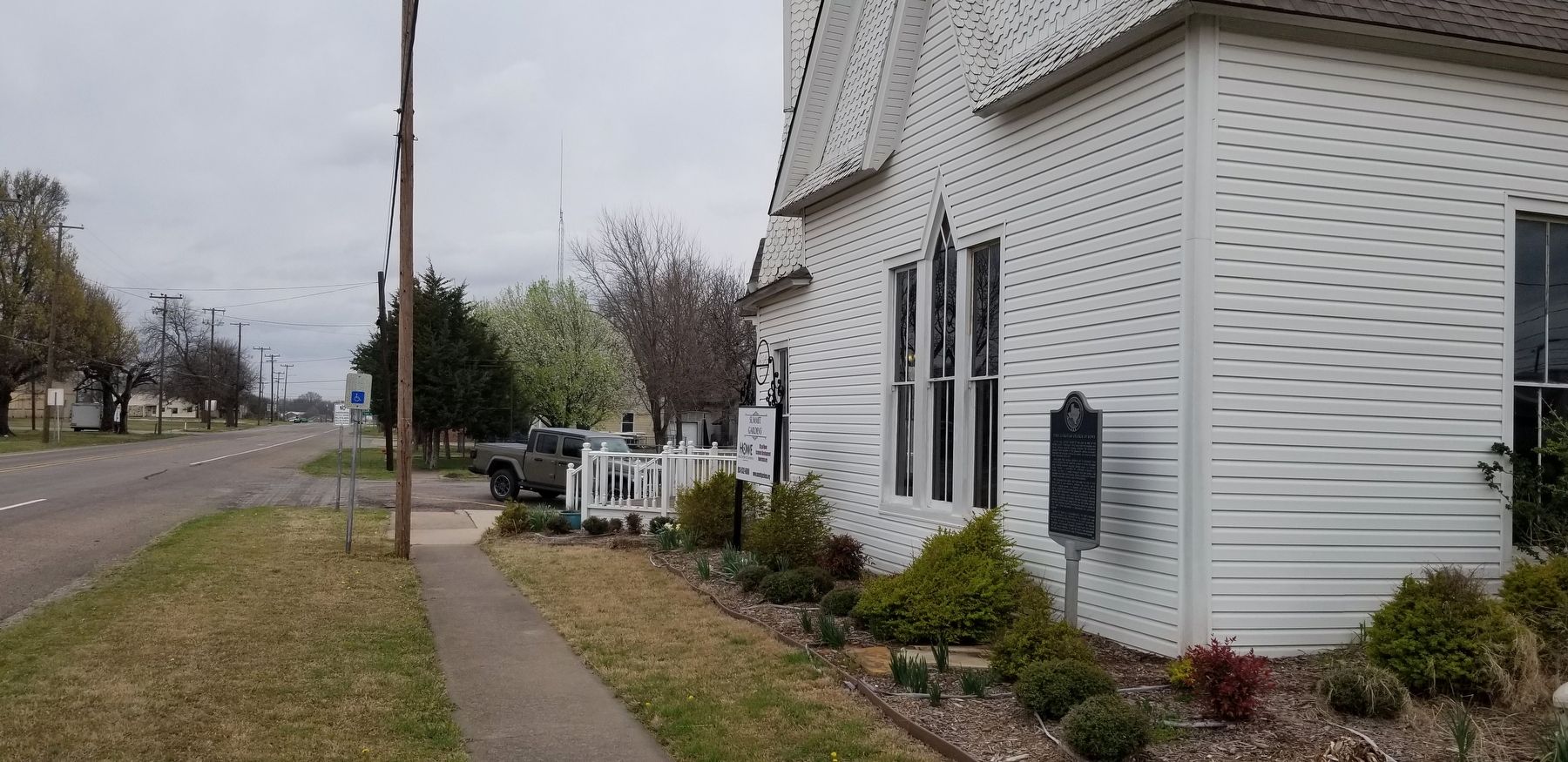 The view of the First Christian Church of Howe and Marker from the street image. Click for full size.