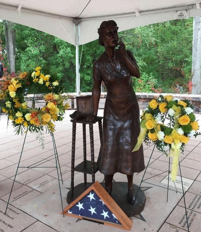 An additional Gold Star Mothers Memorial Statue at the Fallen Soldiers Memorial image. Click for full size.
