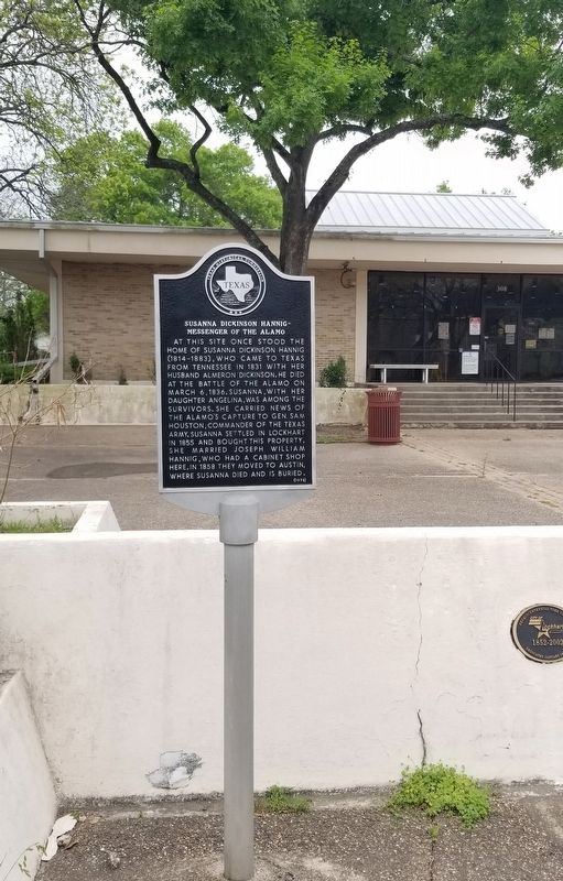 The Susanna Dickinson Hannig-Messenger of the Alamo Marker in front of the Lockhart City Hall image. Click for full size.