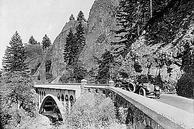 Samuel Lancaster and friends on the Columbia River Highway, about 1916. image. Click for more information.
