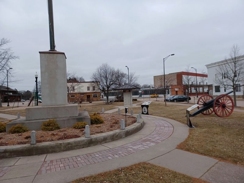 WWI Memorial and marker image. Click for full size.