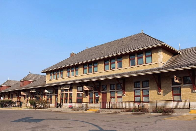 C.P.R. Station, Saskatoon/Gare du C.P. (Saskatoon) image. Click for full size.