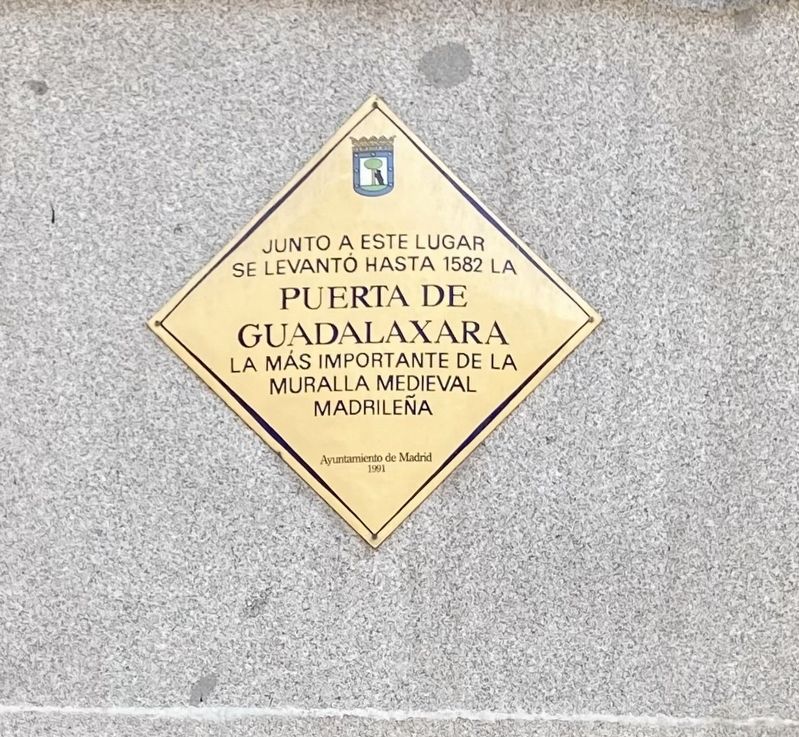Puerta de Guadalaxara / Guadalajara Gate Marker. Click for full size. Puerta de Guadalaxara / Guadalajara Gate Marker image. Click for full size.