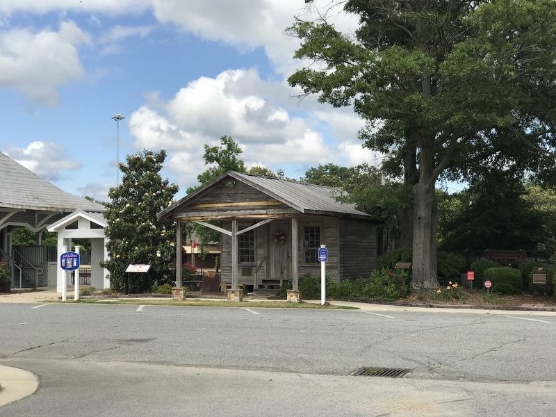 Mildred's Country Store building image. Click for full size.