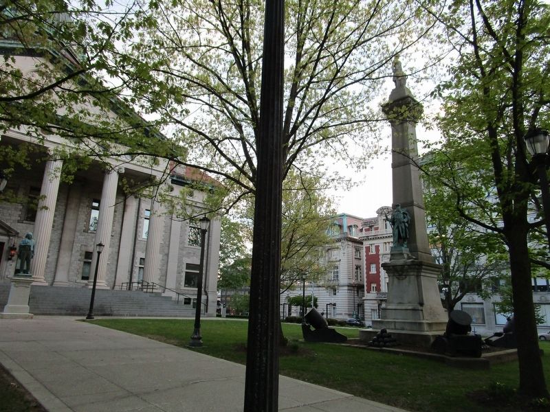 County Courthouse and Monument image. Click for full size.