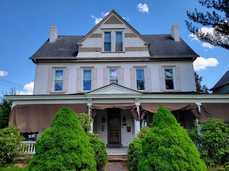 102 South Wade Avenue and Marker image. Click for full size.