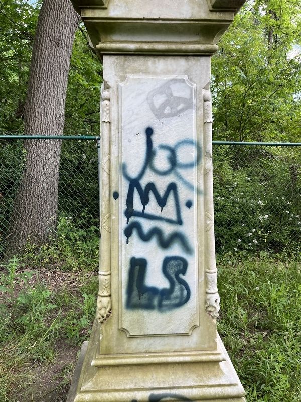 Yet another defaced side of the grave marker. image. Click for full size.