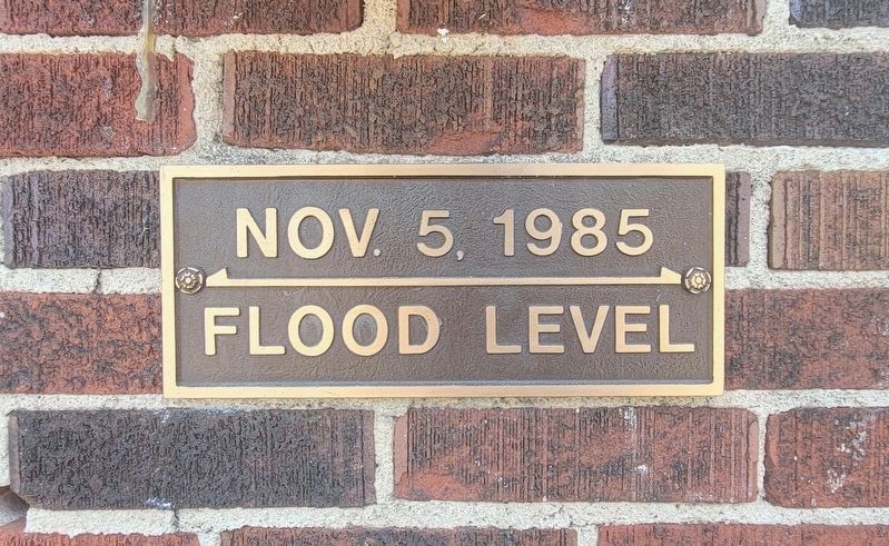Nov. 5, 1985 Flood Level Marker image. Click for full size.