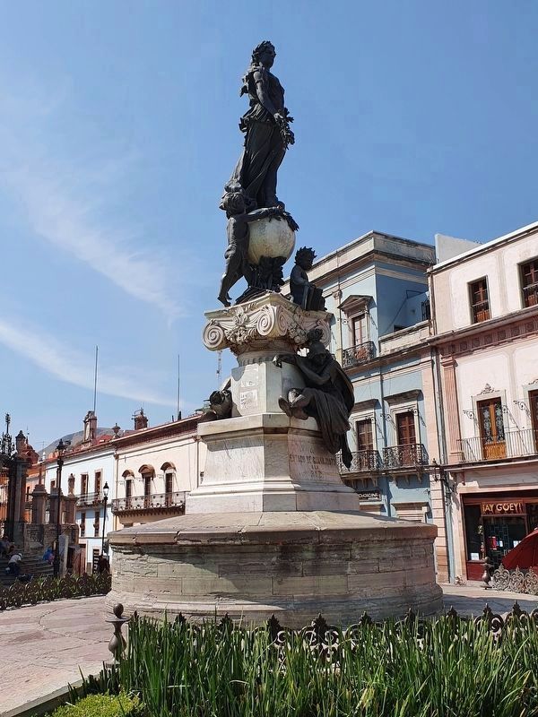 Plaza de la Paz Statue image. Click for full size.