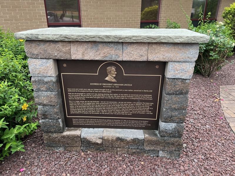 Nearby plaque commemorating the Gettysburg Address image. Click for full size.