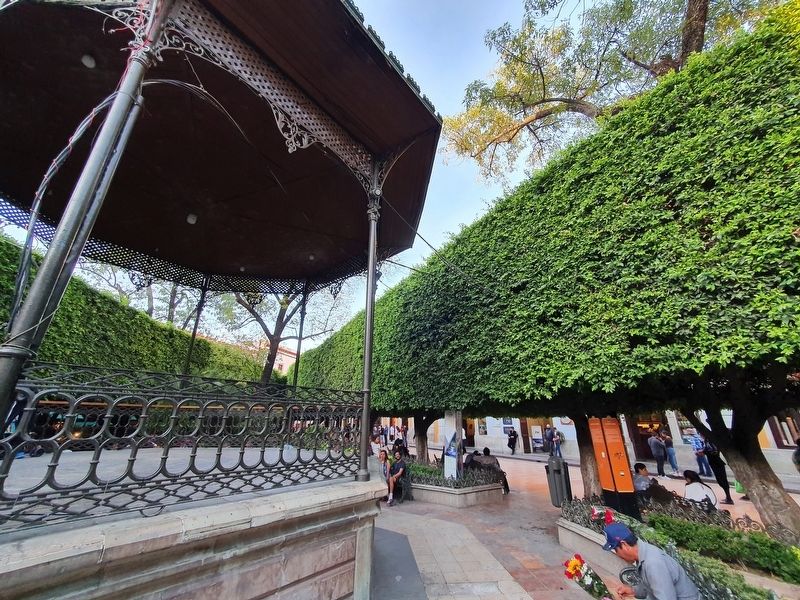 La Uni�n Garden and Marker image. Click for full size.