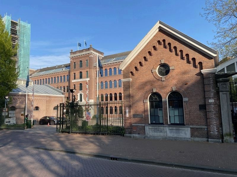 Boas Diamantfabriek (Diamond Factory) Marker - wide view. Click for full size. Boas Diamantfabriek (Diamond Factory) Marker - wide view image. Click for full size.