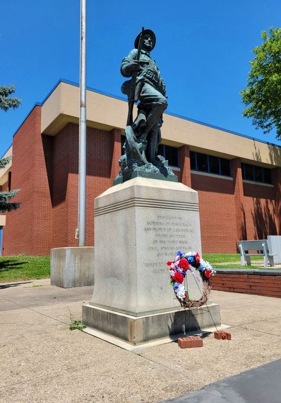 Veteran's Statue image. Click for full size.
