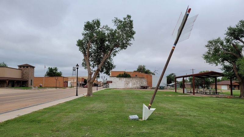 The view of the Quanah Parker Trail Marker and Arrow along the highway image. Click for full size.