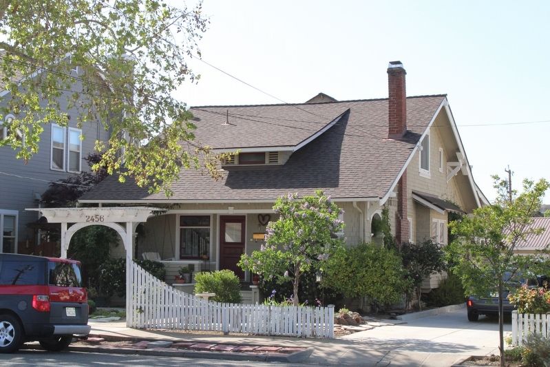 Craftsman Bungalow image. Click for full size.