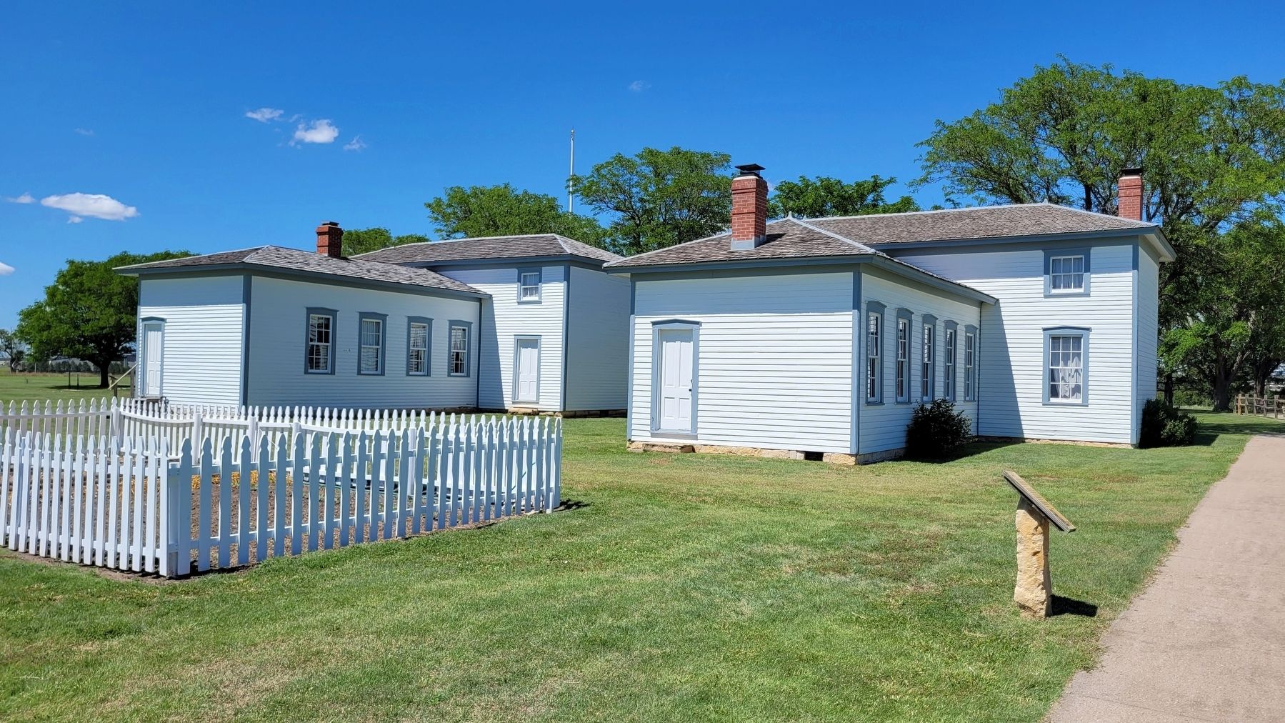The view of the Garden and Marker from the sidewalk with the Officer�s Houses in the background image. Click for full size.