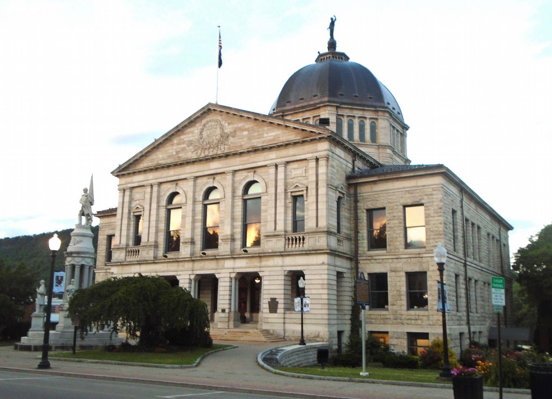 Bradford County Courthouse image. Click for full size.
