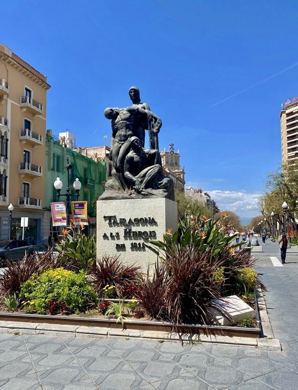 Monument als Herois de 1811 - wider view image. Click for full size.