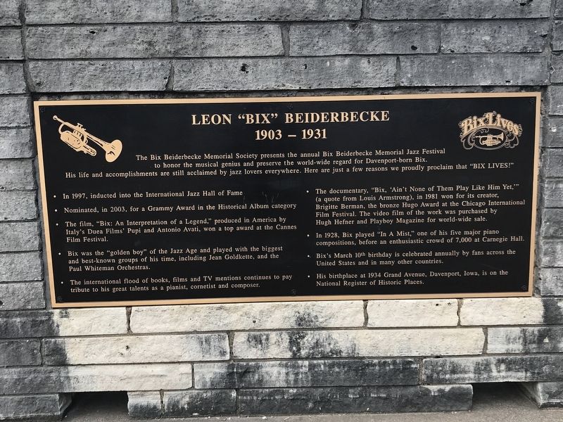 Leon Bix Beiderbecke Marker (center plaque) image. Click for full size.