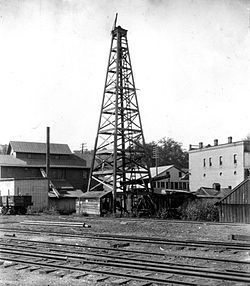 A United States Geological Survey photo of the Gantz oil well in 1904. image. Click for full size.