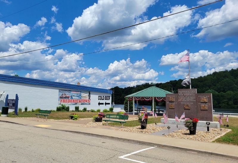 Fredericktown and Community War Memorial image. Click for full size.