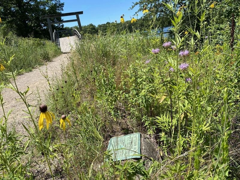 Construction Marker, Trail, and War Memorial Bridge image. Click for full size.