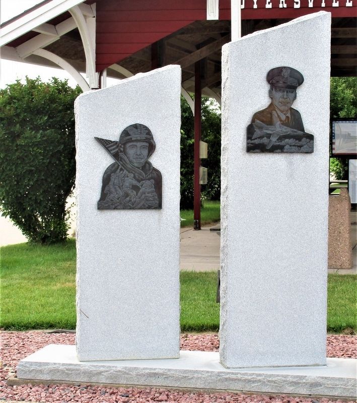 Dyersville Veterans Memorial Detail image. Click for full size.