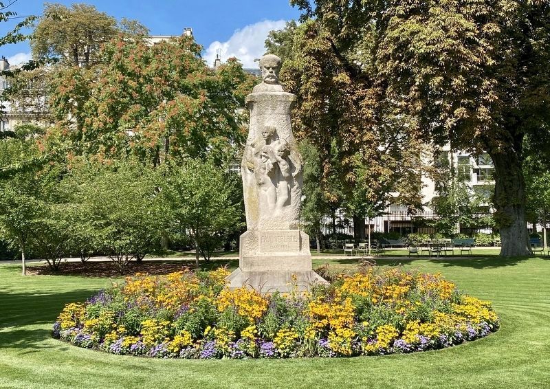Bust/Sculpture of Paul Verlaine in nearby (~500 meters distant) Jardin du Luxembourg. Click for full size. Bust/Sculpture of Paul Verlaine in nearby (~500 meters distant) Jardin du Luxembourg image. Click for full size.