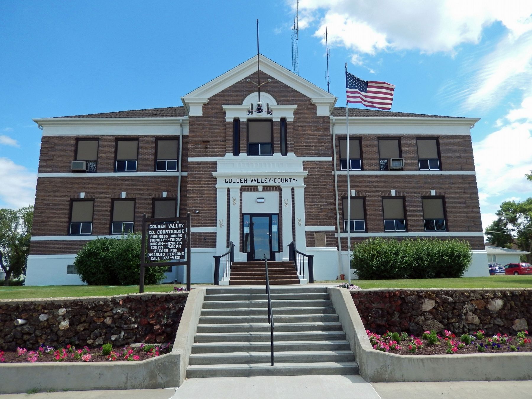 Golden Valley County Courthouse image. Click for full size.