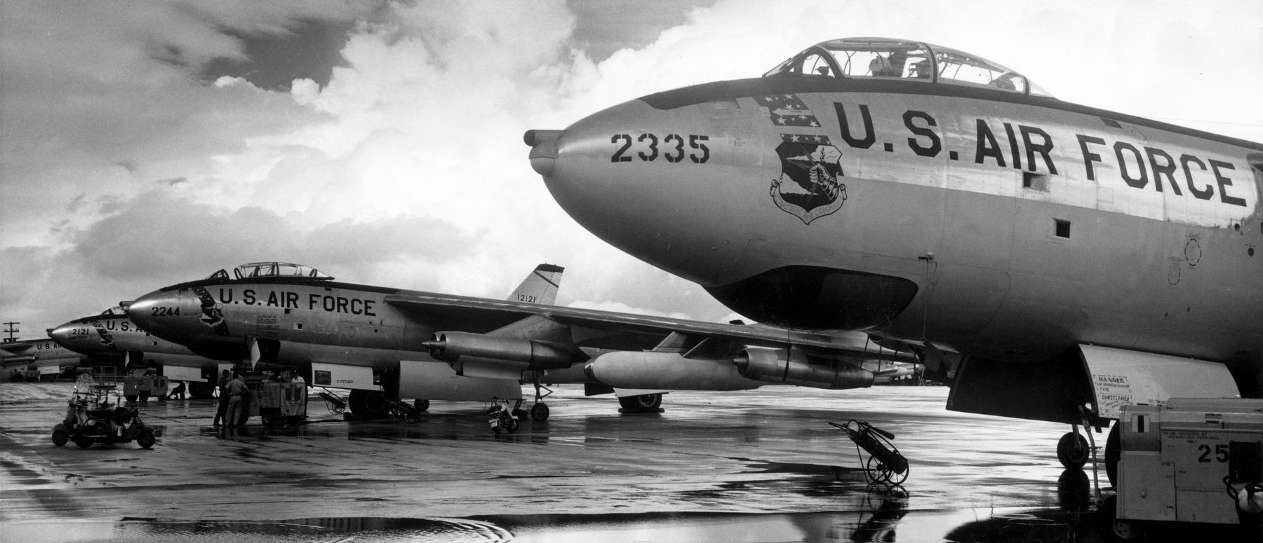 B-47s of 307th Bomb Wing image. Click for full size.